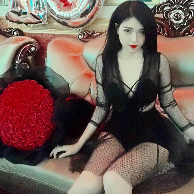 Hai cô chị họ Hồ nóng bỏng chẳng kém cô em út nổi tiếng